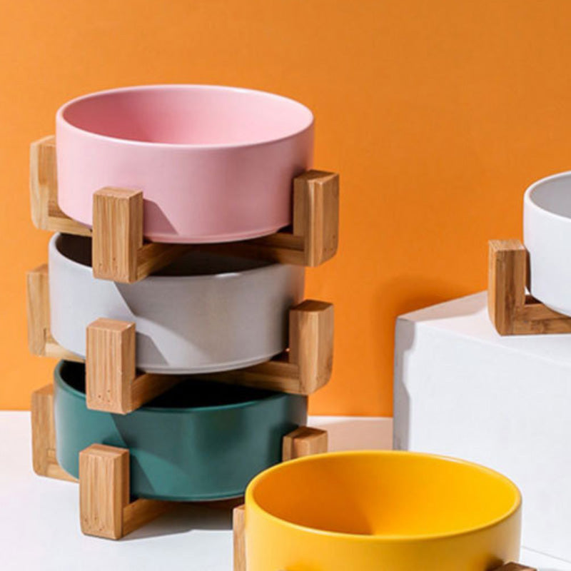 Keramik-Futternapf mit stabilem Holzfuß in klarem Design