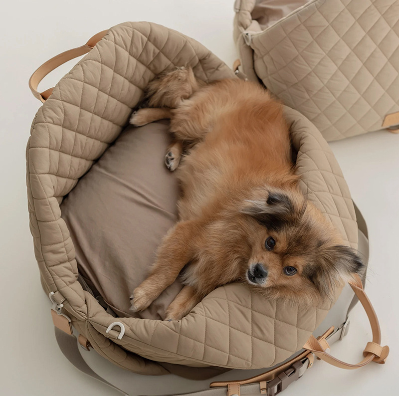 2-in-1 quilted dog bag that turns into a comfortable car bed in water-repellent nylon