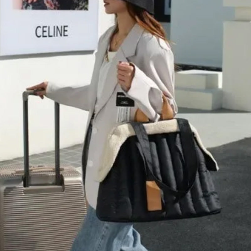 Trendy transport bag for dogs with faux fur interior